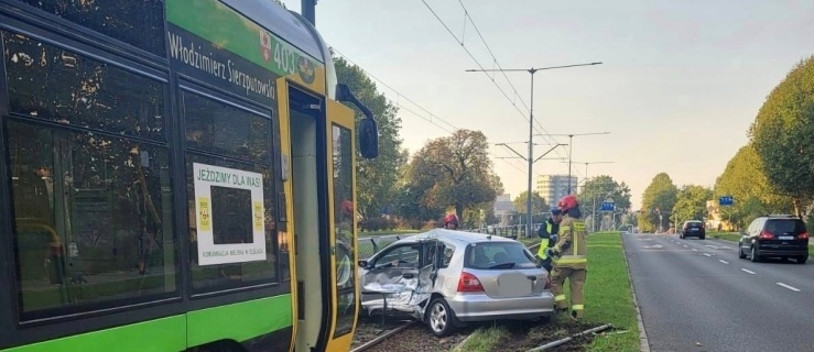 Tramwaj uderzył w samochód osobowy na ul. Dąbka