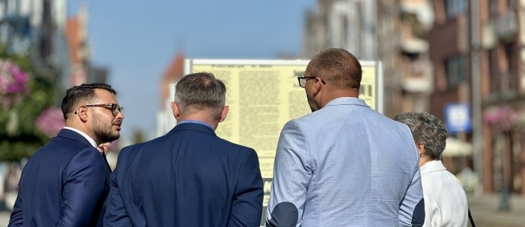 Wystawa poświęcona ks. Jerzemu Popiełuszko przed Ratuszem Staromiejskim