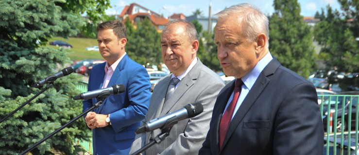 Konferencja Prawa i Sprawiedliwości przed Szpitalem Wojewódzkim