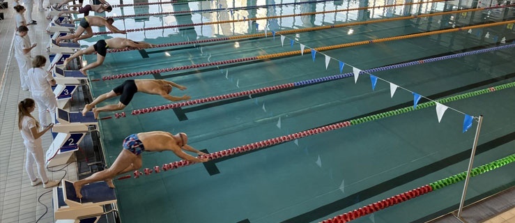 Pływackie zawody na Dolince – zapisy trwają