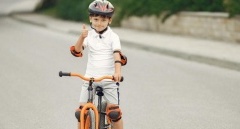 Kiedy zmienić rowerek biegowy na model z pedałami? Praktyczne wskazówki dla rodziców