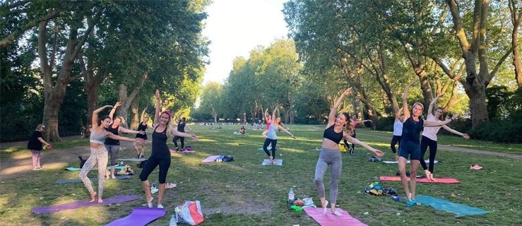 Wakacyjny Pilates pod chmurką