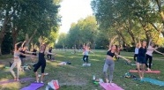 Wakacyjny Pilates pod chmurką