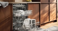 Większa przestrzeń na naczynia pod standardowym blatem kuchennym. Zobacz MaxiSpace od Electrolux