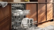Większa przestrzeń na naczynia pod standardowym blatem kuchennym. Zobacz MaxiSpace od Electrolux