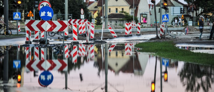 Koparka uszkodziła wodociąg magistrali na budowie drogi 504. Sytuacja opanowana