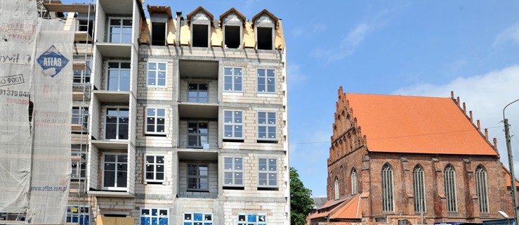Kamienica przy ul. Studziennej. W tle Galeria EL