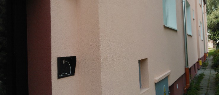 Złodzieje ukradli domofony. Zarządca nie zgłasza kradzieży na policję