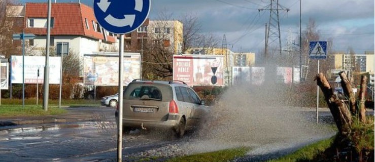 Kierowcy znów bezkarni. Nie ma mandatu za celowe ochlapanie pieszego
