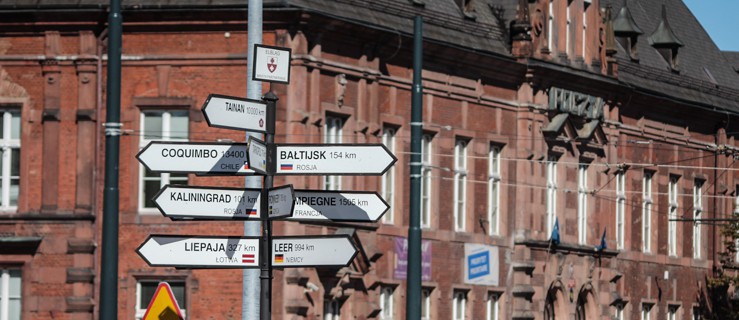 Absurdy po elbląsku. Drogowskaz, który błędnie wskazuje kierunki