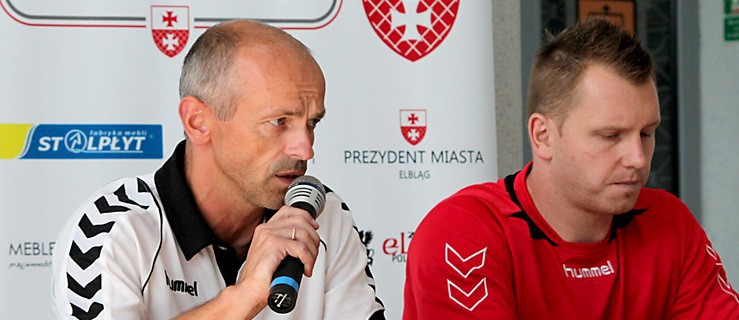 Grzegorz Czapla z lewej. Z prawej Damian Malandy - kapitan KS Meble Wójcik Elbląg