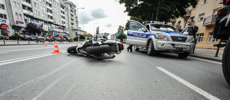 Tragiczny finał szalonej jazdy motocyklisty. Zderzenie z autem (galeria)
