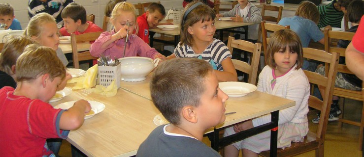 Dzieci tyją przez tłuste posiłki w szkołach?