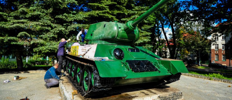 Czołg zmienił barwy. Nie jest już kolorowy (galeria zdjęć)