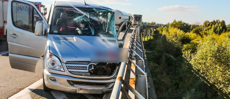 Wypadek na wiadukcie - zderzenie busa z ciężarówką