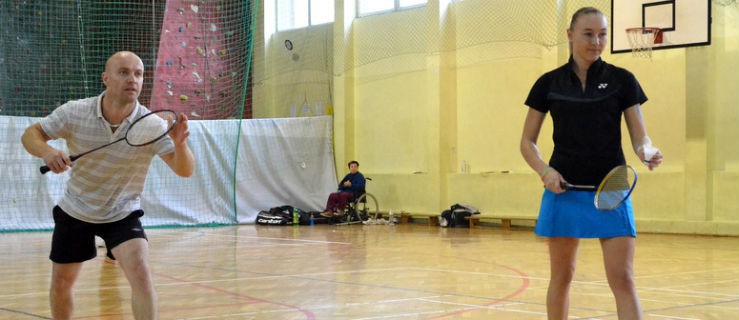 W badmintonie śmigały lotki nad siatką 
