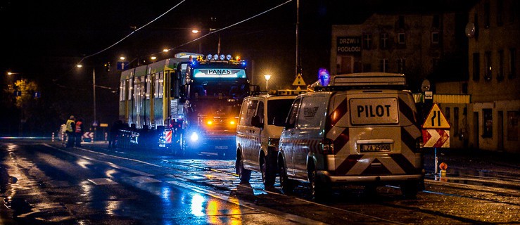 Nowy tramwaj dziś w nocy trafił do Elbląga. Zobacz jak ustawiano go na szynach!