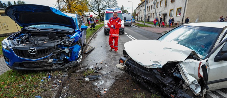 Nietrzeźwy kierowca sprawcą groźnego czołowego zderzenia (foto)