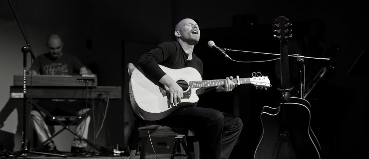 Grupa Centrala i Żuławski Ośrodek Kultury zapraszają na koncert elbląskiego wokalisty i gitarzysty Tomasza Steńczyka