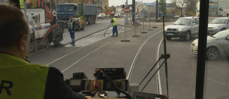 Tramwaje wracają na tory, a samochody je blokują