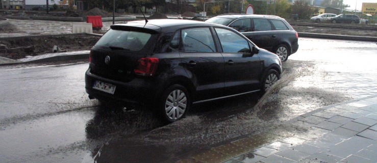 Woda zalewa nowe rondo. Budowa jeszcze nie jest zakończona