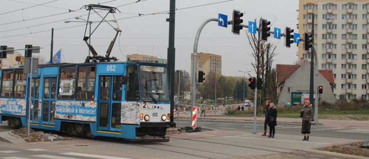 Nowe skrzyżowanie, stare problemy. Piesi biegną, aby zdążyć przejść