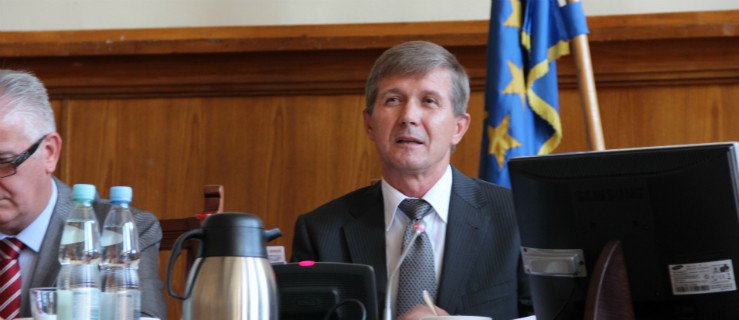 Przeprosiny i 1000 zł. Urzędnik grozi radnemu sądem