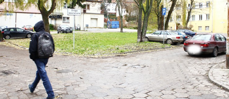 Zdążyć przed Biedronką. Fatalny stan ul. Pułaskiego