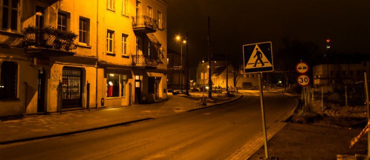 Remontowana droga nr 503. Czy latarnie wystarczająco oświetlają przejścia?