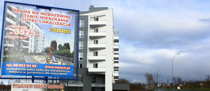 Brama na Modrzewinę z adresem Jana Pawła II