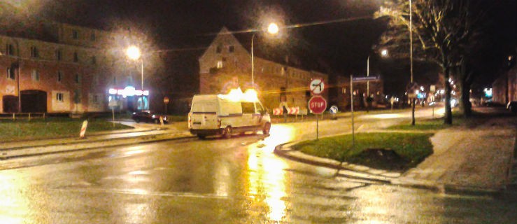 Drogowcy się postarali. Zabezpieczyli znaki przed wiatrem