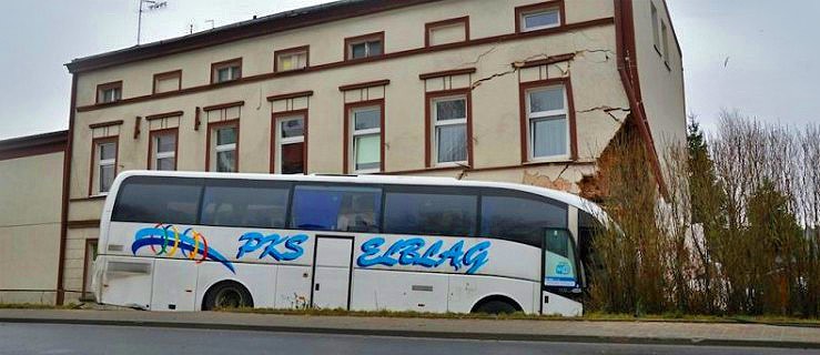 Autobus PKS Elbląg wbił się w ścianę domu. Są ranni