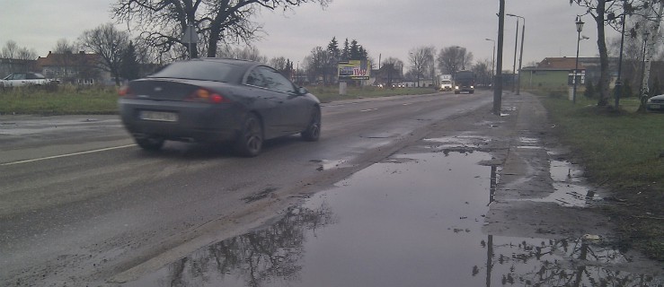 Deszczowa pogoda. Jakie kary grożą za ochlapanie pieszego?
