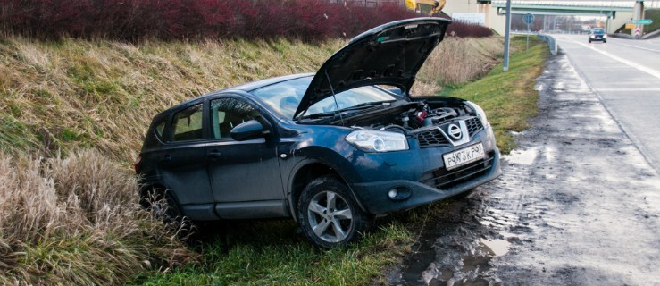 Kolizja przy Węźle Wschód. Ciężarówka i nissan w rowie