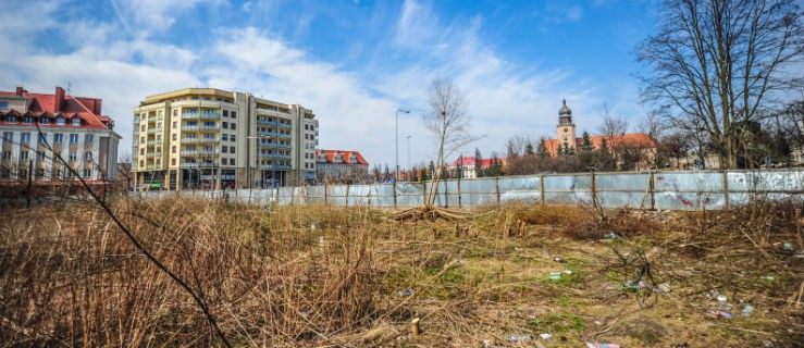 Puste działki w centrum. Miasto nic nie może zrobić
