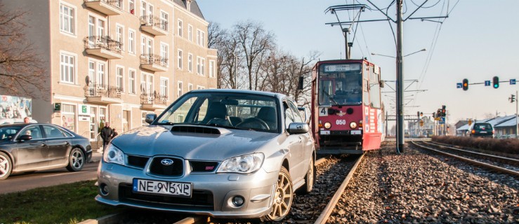 Ślisko na jezdniach. Subaru wylądowało na torowisku
