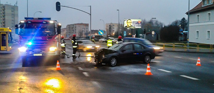 Taksówkarz sprawcą wypadku. Dwie osoby w szpitalu