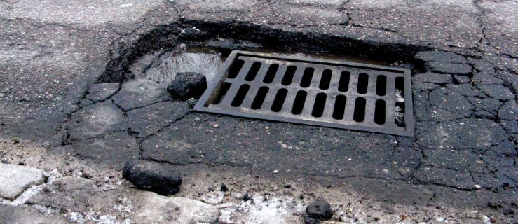 Daj znać: Uważaj jak jeździsz! Dziurawe drogi