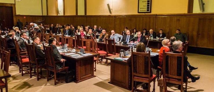 KNP: Prezydent Wilk przerzuca odpowiedzialność na radnych