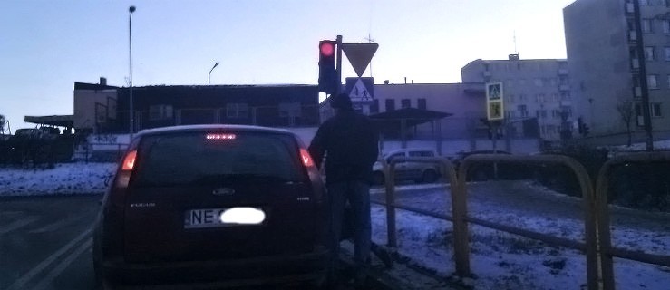 Mogło dojść do tragedii. Niepełnosprawny żebrak na ulicy