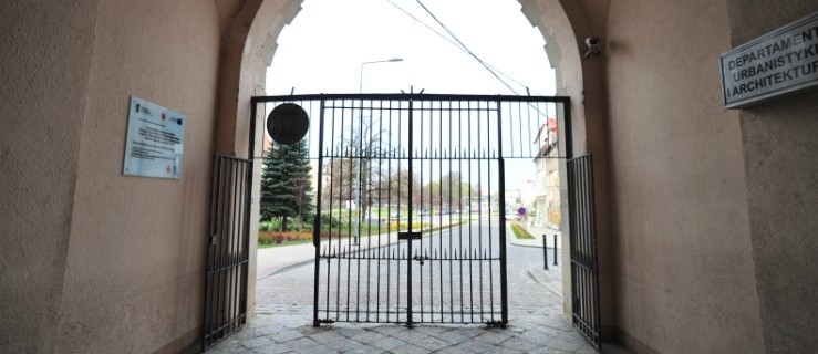 Jak chroniony jest Ratusz? Porządku pilnuje jeden ochroniarz