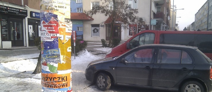 Wojna na reklamy. Słupy pełne różnych ofert