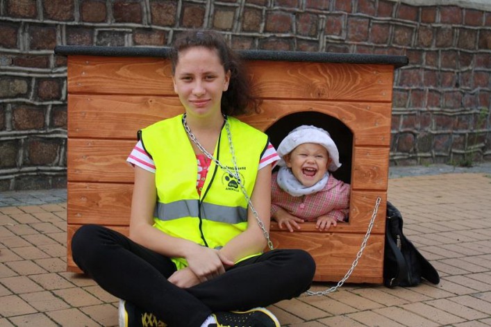 Akcja zerwijmy łańcuchy. Przywiąż psa do siebie, nie do budy