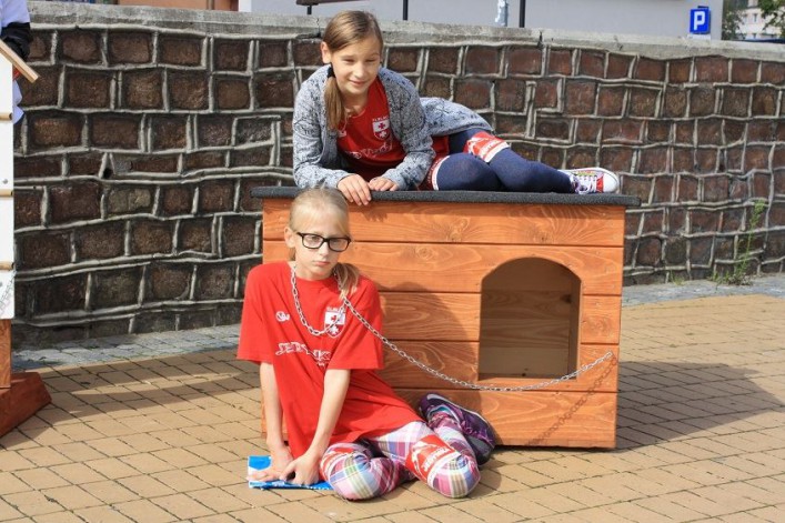 Akcja zerwijmy łańcuchy. Przywiąż psa do siebie, nie do budy