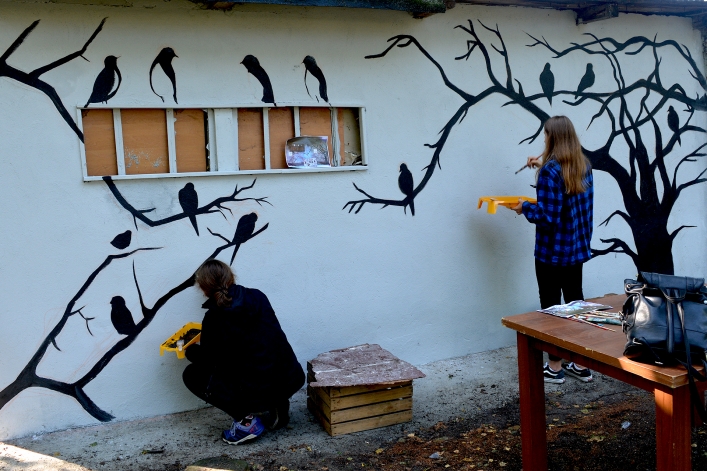 Aleksandra Sowińska i Aleksandra Biedrzycka wykonują ptasi mural w centrum Elbląga