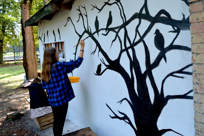 Aleksandra Sowińska i Aleksandra Biedrzycka wykonują ptasi mural w centrum Elbląga