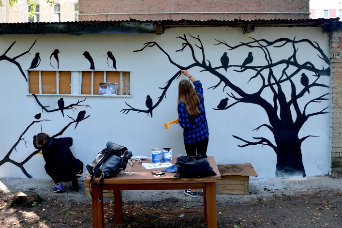 Aleksandra Sowińska i Aleksandra Biedrzycka wykonują ptasi mural w centrum Elbląga
