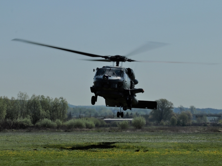 Amerykański śmigłowiec na terenie elbląskiego aeroklubu 