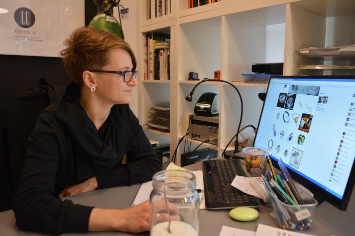 Anna Szewczyk-Ciesielska projektuje biżuterię promującą Elbląg