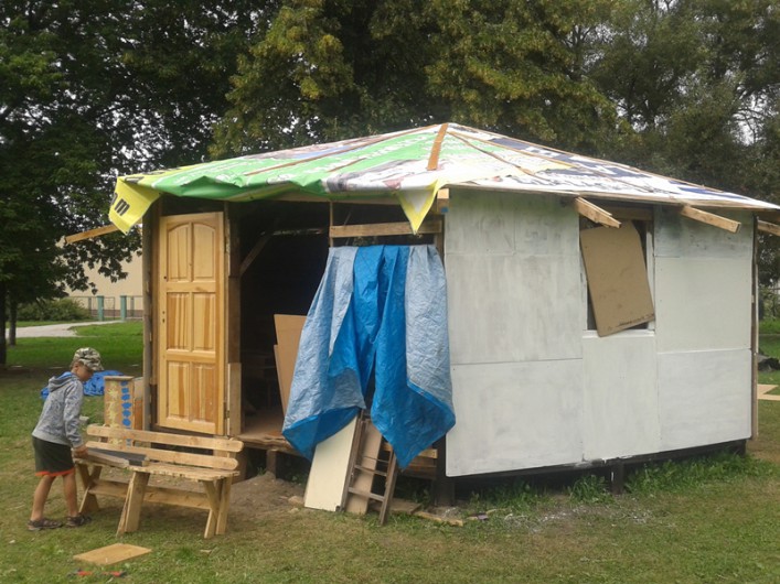 Arek Pasożyt wprowadził się już do swojego domu